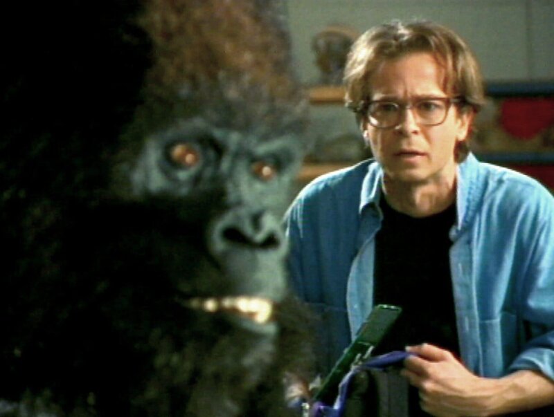 Ted Beeman (Karl Wiedergott) kann nicht glauben, was er sieht: am nächsten Morgen befindet sich Kirby an einer ganz anderen Stelle des Raumes, und das, obwohl Ted den Computerchip für Kirby über Nacht mit nach Hause genommen hatte … – Bild: RTL II