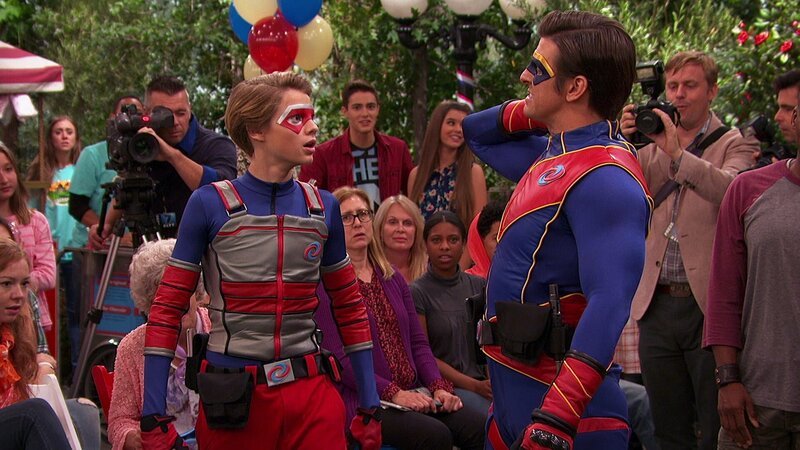 Vorne, l-r: Henry Hart (Jace Norman), Captain Man /​ Ray Manchester (Cooper Barnes) – Bild: ViacomCBS