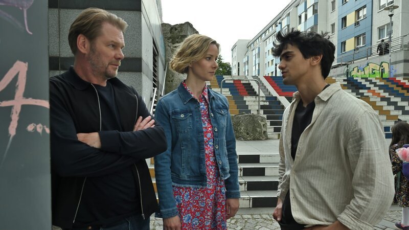 Hauptkommissar Robert Winkler (Kai Scheve, l.) und Försterin Saskia Bergelt (Teresa Weißbach) treffen sich mit Faris Massoud (Mido Kotaini, r.), um ihn zur Rede zu stellen. – Bild: ZDF und Hardy Spitz