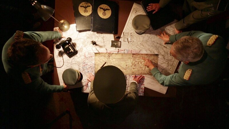 Nachgestellte Szene: Lagebesprechung im Bunker. – Bild: ORF/​Spiegel TV/​Kwanza