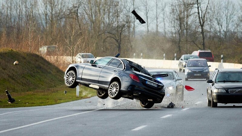 Während eines Undercover-Einsatzes von Semir kommt es auf der Autobahn zu einem folgenschweren Crash … – Bild: Foto: MG RTL D /​ Guido Engels