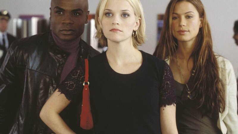 Von links: Frederick Montana (Nathan Lee Graham), Melanie Smooter (Reese Witherspoon) und Tabatha Wadmore-Smith (Rhona Mitra) Die Verwendung des sendungsbezogenen Materials ist nur mit dem Hinweis und Verlinkung auf RTL+ gestattet. – Bild: RTL/Touchstone Pictures Von links: Frederick Montana (Nathan Lee Graham), Melanie Smooter (Reese Witherspoon) und Tabatha Wadmore-Smith (Rhona Mitra) Die Verwendung des sendungsbezogenen Materials ist nur mit dem Hinweis und Verlinkung auf RTL+ gestattet. – Bild: RTL/Touchstone Pictures