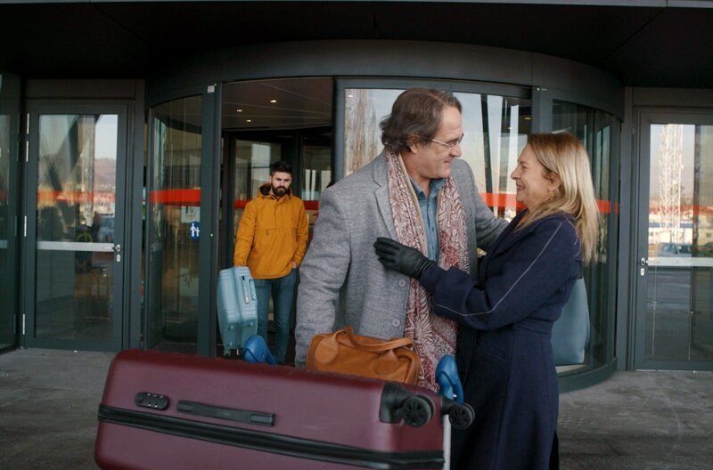 Nevana (Jasna Đuričić) holt ihren alten Schulfreund Saša (Boris Isaković) vom Flughafen ab. – Bild: Deblokada for BHContentLab/​BH Telecom