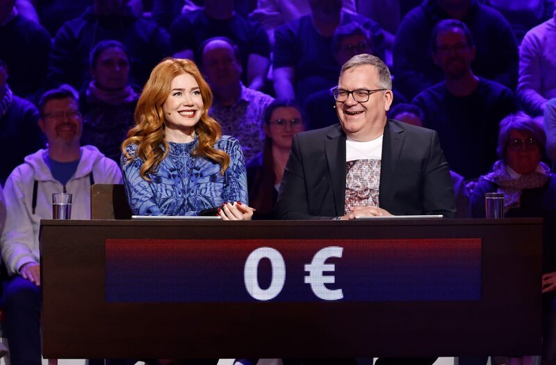 Elton und die Fernsehmoderatorin und Schauspielerin Palina Rojinski. – Bild: NDR/​Matzen/​ARD/​UFA SHOW&FACTUAL