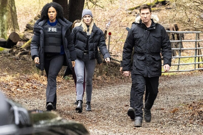 L – R: Roxy Sternberg als Sheryll Barnes, Shantel VanSanten als Nina Chase, Dylan McDermott als Remy Scott – Bild: CBS Broadcasting Inc.