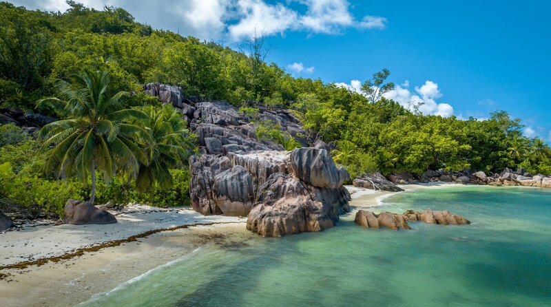 Typisch für die Seychellen: Die Granitfelsen am Strand. – Bild: NDR/​Martina Andrés
