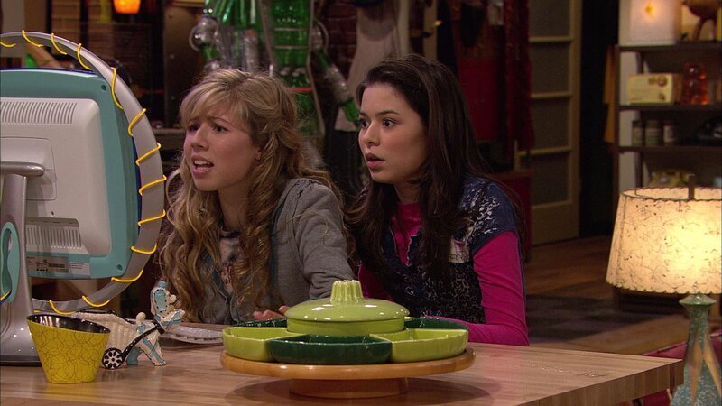 L-r: Sam Puckett (Jennette McCurdy), Carly Shay (Miranda Cosgrove) – Bild: ViacomCBS