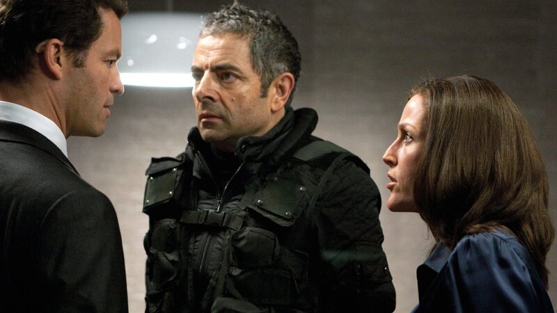 Agent Simon Ambrose (Dominic West, li.), Johnny English (Rowan Atkinson) und Agent Pamela Thornton (Gillian Anderson) – Bild: Universal Pictures, Relativity M /​ RTL II
