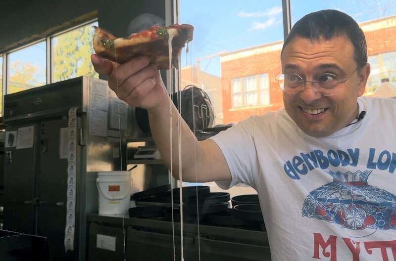 Chefkoch Richard Aronson bietet eine ungewöhnliche, für Chicago typische Pizza an: die Deep Dish Pizza. – Bild: Elephant Doc