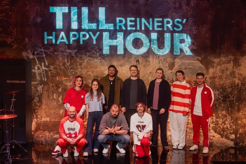 Das Ensemble der aktuellen „Happy Hour“ beim abschließenden Gruppenbild. – Bild: ZDF und Hannes Thun