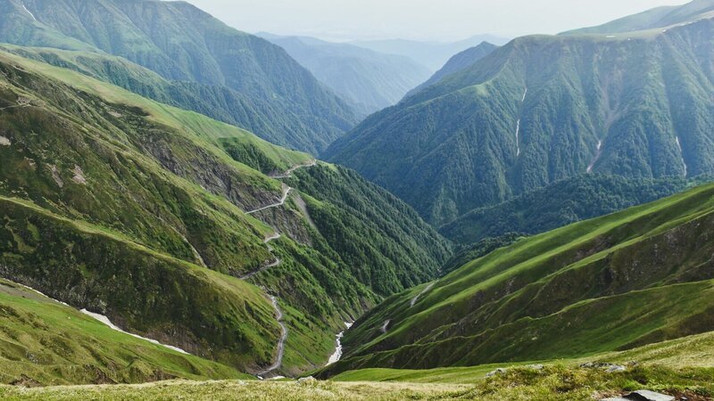 Hot Roads – Die gefährlichsten Strassen der Welt. Der Abano Pass in Georgien. – Bild: SRF/​Autentic