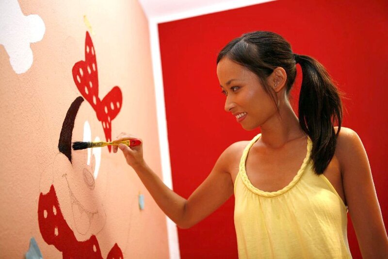 Eine überdimensionale Comicfigur wird von Innenarchitektin Natalie (Foto) an die Wand eines Kinderzimmers gemalt. – Bild: RTL II
