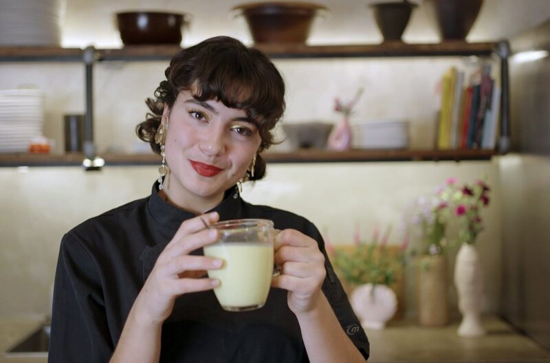 Köchin Lucie hat die sogenannte goldene Milch mit Ingwer, Kurkuma und Safran zubereitet. – Bild: Benjamin Wistorf