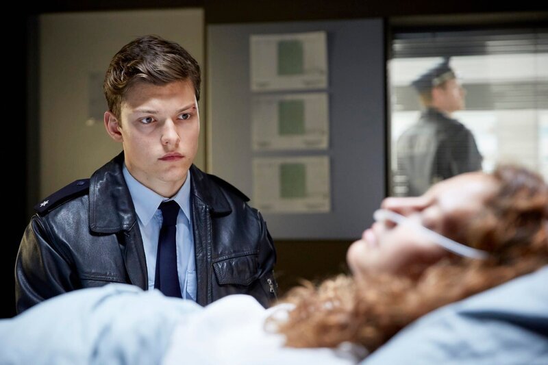 Der junge Polizist Finn Bartels (Lion Wasczyk) verspricht seiner im Koma liegenden Schwester Schwester Luisa (Muriel Wimmer), herauszufinden, wer ihr das angetan hat. – Bild: RTL Crime /​ Guido Engels