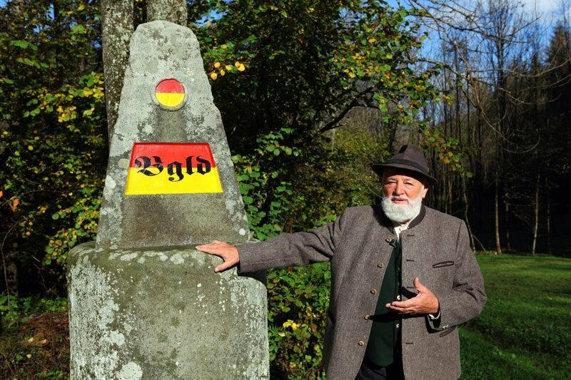 Sepp Forcher beim Dreiländergrenzstein Schmiedrait. – Bild: ORF/​Landesstudio Steiermark/​Anton Wieser