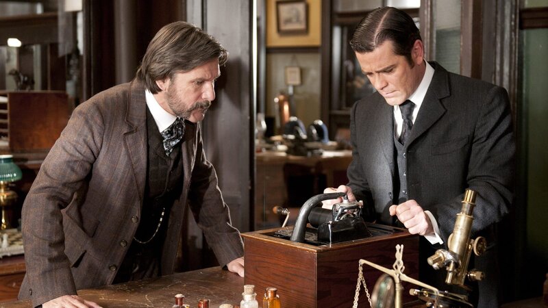 l-r : Alexander Graham Bell(John Tench,l),Detective William Murdoch(Yannick Bisson,r) – Bild: AXN White