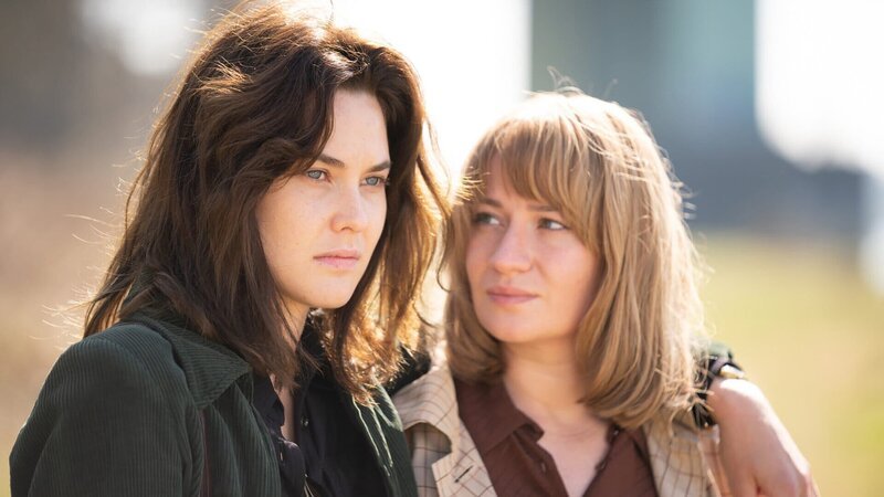 Alice (Nina Gummich) mit ihrer Lebensgefährtin Ursula (Katia Fellin) – Bild: ZDF und rbb/​Alexander Fischerkoesen