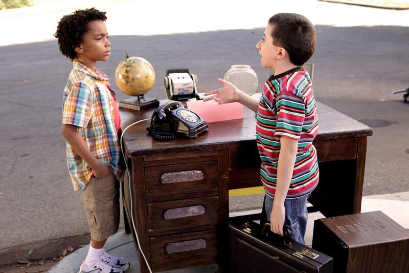 Brick (Atticus Shaffer, r.) verdient sein Geld damit, dass er der ganzen Nachbarschaft gute Ratschläge gibt … – Bild: Warner TV Comedy