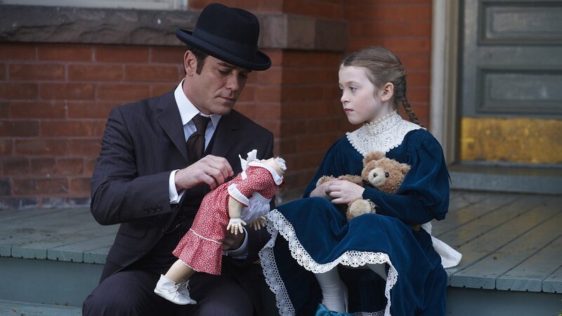 l-r : Detective William Murdoch(Yannick Bisson,l),Veronica Bowden(Veronica Denson,r) – Bild: AXN White