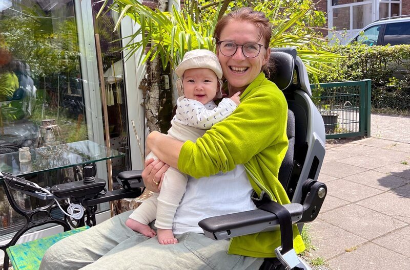 Britta Moek im Sommer 2024 mit Nichte Rosa im Garten ihres Hauses in Münster; Zur ARTE-Sendung Re: Meine Schwester, plötzlich unheilbar krank – Bild: Kobalt