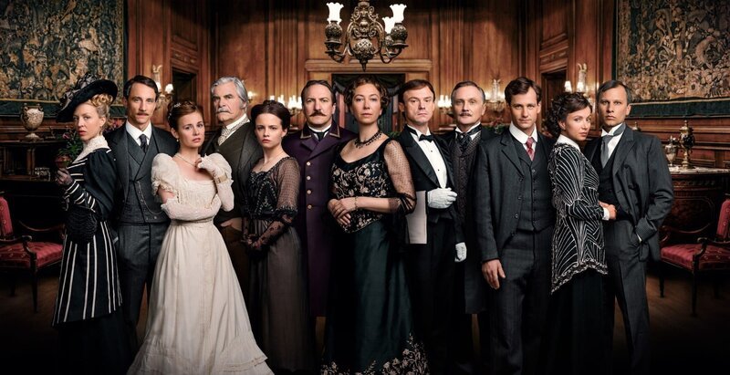 (v.li.n.re.) Nina Proll (Katharina Schratt), Laurence Rupp (Hans-Georg von Traunstein), Josefine Preuß (Constanze von Traunstein), Peter Simonischek (Peter von Traunstein), Jasna Fritzi Bauer (Marie), Robert Palfrader (Portier Mayr), Ursula Strauss (Anna Sacher), Gerhard Liebmann ((Wagner), Bernhard Schir (Julius Schuster), Florian Stetter (Maximilian Aderhold), Julia Koschitz (Martha Aderhold) Robert Stadlober (Lechner). – Bild: ORF III