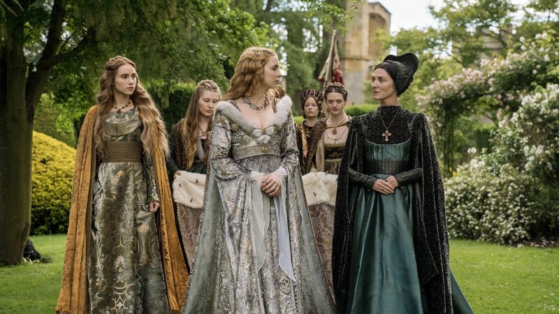 (v.l.n.r.) Cecily von York (Suki Waterhouse); Elizabeth von York (Jodie Comer); Margaret Beaufort (Michelle Fairley) – Bild: Starz Entertainment LLC