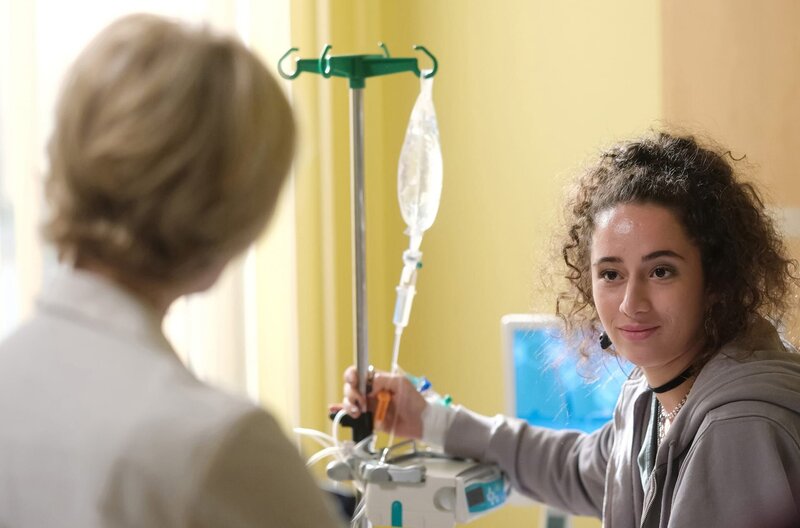 Dr. Kathrin Globisch (Andrea Kathrin Loewig, li.) hat große Probleme mit ihrer pubertierenden Tochter Hanna. Für Kathrin trägt auch Hannas neue Freundin Mika Freitag (Joone Dankou, re.) daran eine Mitschuld. Doch Mika sieht die Dinge sehr anders und hat auch umgedreht einen guten Ratschlag für Kathrin. – Bild: MDR/​Sebastian Willnow