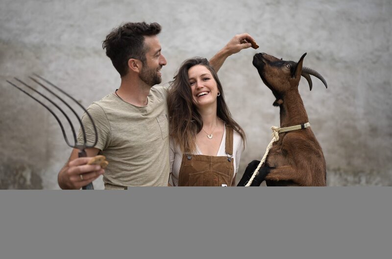 Patrick und Geraldine versuchen, ihr Leben als Influencer:innen und Landwirt:innen unter einen Hut zu bringen. In Klettgau an der Schweizer Grenze nehmen sie ihre Kinder auch mit zur Arbeit auf der Kuhweide. – Bild: SWR /​ SWR Presse/​Bildkommunikation