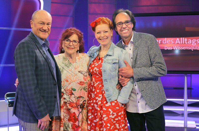 v. li.: Bodo Bach, Alice Hoffmann, Enie van de Meiklokjes und Christoph Sonntag sind gespannt auf Fragen mit Mehrwert beim Quiz „Meister des Alltags“. – Bild: SWR/​Peter A. Schmidt