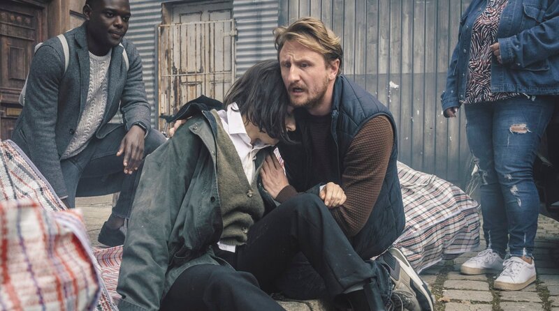 Helen (Nicolette Krebitz) wird nach der Explosion im „Bocca a Bocca“ halb bewusstlos von Sascha (Michael Kranz) am Bordstein aufgefunden. – Bild: ARD Degeto Film/​Bantry Bay Productions GmbH/​Hendrik Heiden