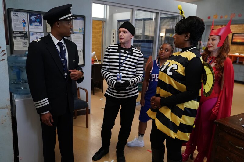 v.li.: Gregory Eddie (Tyler James Williams), Jacob Hill (Chris Perfetti), Janine Teagues (Quinta Brunson), Barbara Howard (Sheryl Lee Ralph), Melissa Schemmenti (Lisa Ann Walter) – Bild: Gilles Mingasson /​ ABC