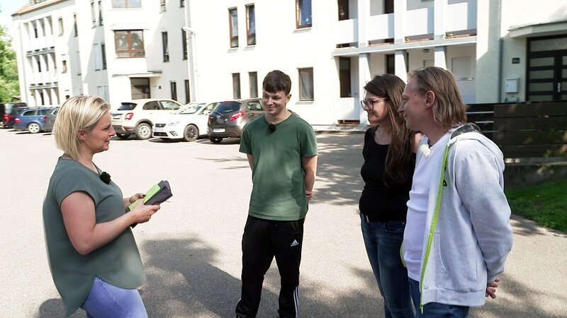 Dustins Eltern Franz und Cornelia (re.) unterstützen ihren Sohn und dessen Familie. Kann Karola (li.) der Familie helfen? – Bild: RTLZWEI