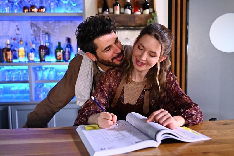 Nathalie (Amrei Haardt) schiebt ihr Geheimnis in einem Liebesmoment mit Matteo (Riccardo Angelini) beiseite. – Bild: RTL /​ Julia Feldhagen /​ Fatales Geheimnis