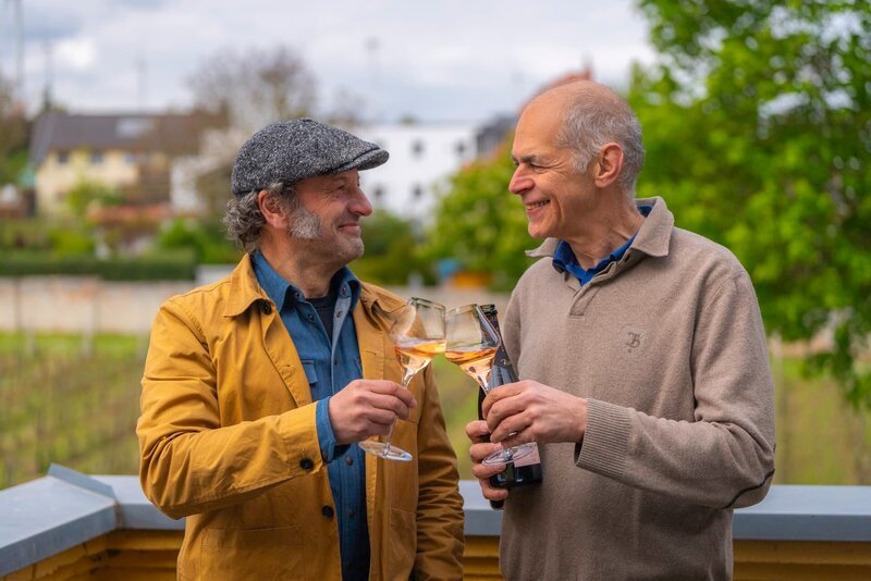 Mit Rosé-Sekt von Volker Raumland stößt der Schmidt Max an. – Bild: André Goerschel / BR Mit Rosé-Sekt von Volker Raumland stößt der Schmidt Max an. – Bild: André Goerschel / BR