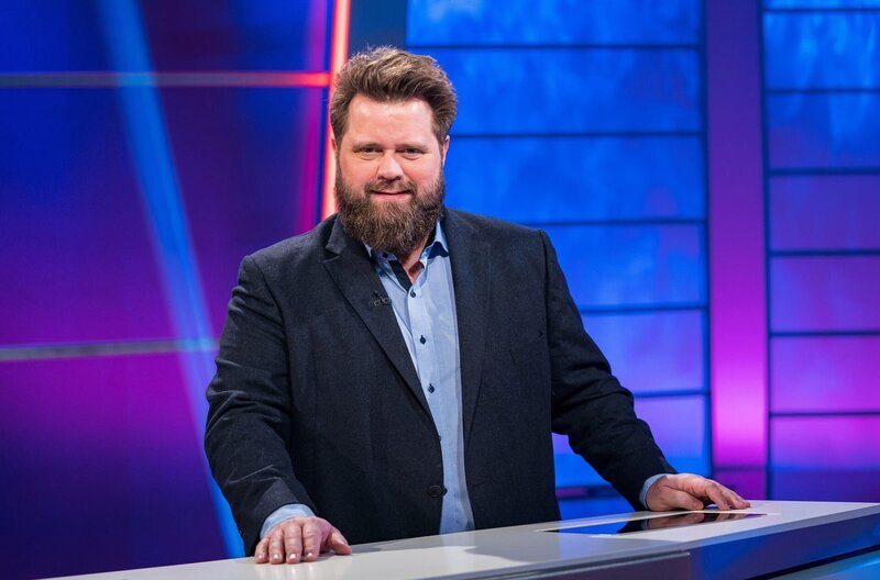 Schauspieler Antoine Monot Jr. steht in den Startlöchern für kniffelige Fragen aus dem prallen Leben beim Wissensquiz „Meister des Alltags“. – Bild: SWR/​Christian Koch