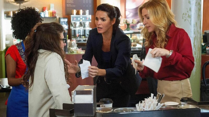 Ein Unglück passiert: Jane (Angie Harmon, M.) kippt ihren brühend heißen Kaffee auf die Bluse von einer Kundin namens Claire Hanes (Rebecca Corry, l.). Maura (Sasha Alexander) war dabei und versucht zu helfen. – Bild: RTL /​ Warner Bros