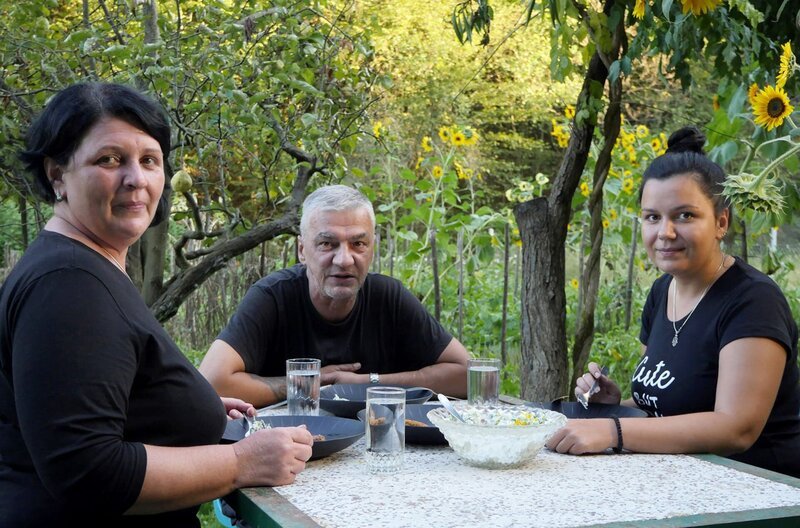 Familie Malcic beim Essen in ihrem Garten. – Bild: Dieter Stürmer
