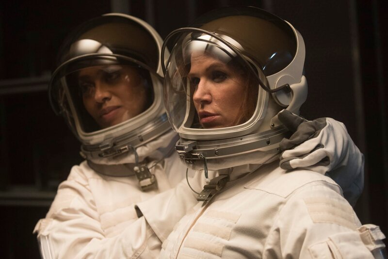 Um den Mord an einer Wissenschaftlerin, der für eine Mission zum Mars ausgebildet wurde, zu entschlüsseln, ermitteln Carrie (Poppy Montgomery, r.) und Delina (La La Anthony, l.) undercover … – Bild: Turner /​ Sony Pictures Television Inc.