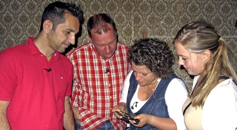 Trödelexperte Mauro Corradino (li.) mit Bernd, Tina und Franziska (re.) – Bild: RTL II