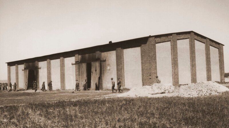 Die Isenschnibber Feldscheune 1945. – Bild: MDR/United States Holocaust Memorial Museum Die Isenschnibber Feldscheune 1945. – Bild: MDR/United States Holocaust Memorial Museum