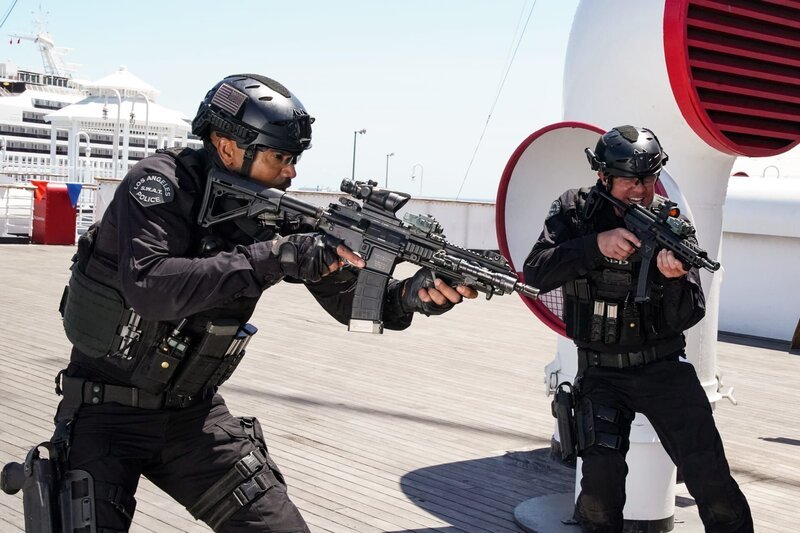 L – R: Sergeant Daniel ‚Hondo‘ Harrelson (Shemar Moore) und Officer Dominique Luca (Kenny Johnson) – Bild: CH Media/​2022 CBS Broadcasting Inc.