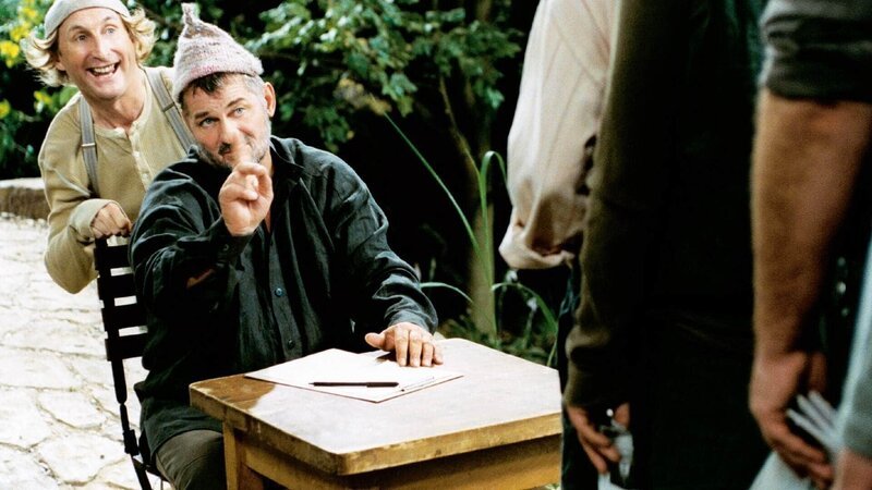 Ein achter Zwerg kommt für Bubi (Otto Waalkes, l.) und Brummboss (Heinz Hoenig) nicht in Frage. – Bild: RTL Ein achter Zwerg kommt für Bubi (Otto Waalkes, l.) und Brummboss (Heinz Hoenig) nicht in Frage. – Bild: RTL