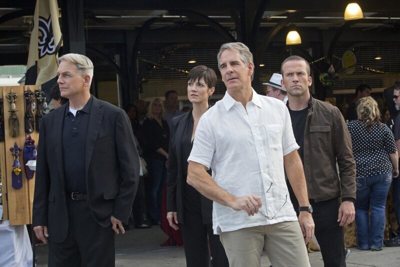Endlich dürfen sie wieder einen Fall gemeinsam lösen: Gibbs (Mark Harmon, l.) und sein Ex-Kollege Pride (Scott Bakula, 2.v.r.) zusammen mit Prides Mitarbeitern Merri (Zoe McLellan, 2.v.l.) und Lasalle (Lucas Black, r.). – Bild: PLURIMEDIA (CBS Entertainment)