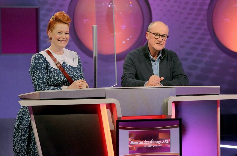 Entertainerin Enie van de Meiklokjes und Telefonschreck Bodo Bach sind ein eingespieltes Team beim Wissensquiz „Meister des Alltags“ – zum Mitraten und clever Tipps und Tricks Kennenlernen. – Bild: SWR/​Peter A. Schmidt