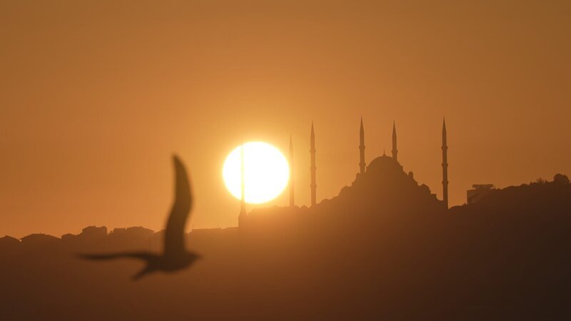 Istanbul ist laut, chaotisch, und viel zu klein für seine knapp 20 Millionen Bewohner. ZDF-Korrespondentin Phoebe Gaa nimmt die Zuschauenden mit in die Dämmerung des Abends und endet früh morgens, wenn die meisten Menschen ausgeschlafen zur Arbeit gehen. Nachts zeigen sich die großen Veränderungen, die die Megacity gerade durchmacht: die Wirtschaftskrise schlägt den Menschen aufs Gemüt, die Armut steigt stetig und die Partyszene spürt die politisch verordnete Islamisierung deutlich. Der Film begleitet Menschen, die ihr Glück trotzdem in der Stadt suchen, die sie lieben und deren einstige Weltoffenheit sie bewahren wollen. – Bild: ZDF und Andrea Schrade