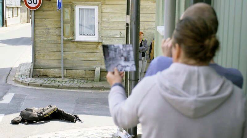 Dirk Labudde stellt das Foto für digitale Rekosntruktion nach. – Bild: MDR/Ariane Bethusy-Huc Dirk Labudde stellt das Foto für digitale Rekosntruktion nach. – Bild: MDR/Ariane Bethusy-Huc
