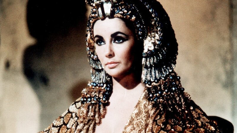Als Frau an Caesars Seite zieht Cleopatra (Elizabeth Taylor) im Triumph in Rom ein. – Bild: ZDF und Bob Penn, Norman Simeons Als Frau an Caesars Seite zieht Cleopatra (Elizabeth Taylor) im Triumph in Rom ein. – Bild: ZDF und Bob Penn, Norman Simeons