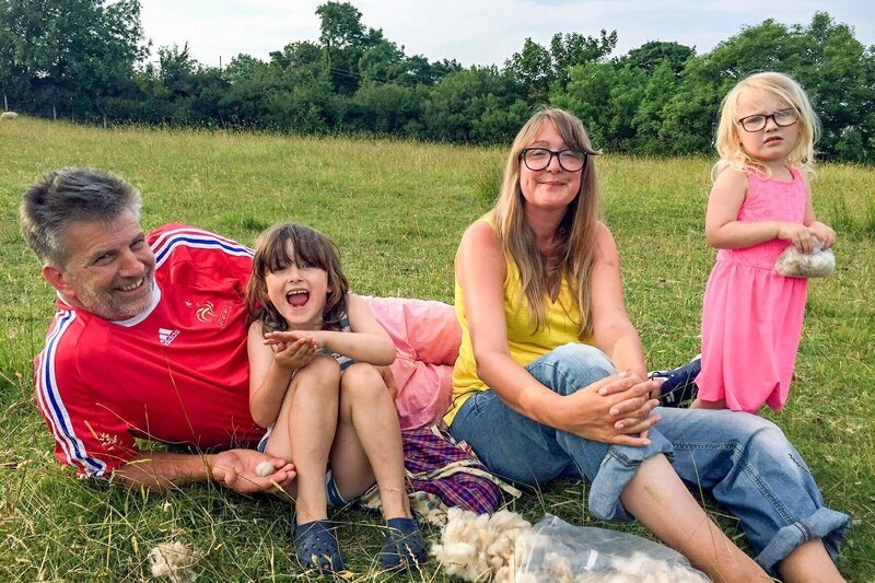 Vor einigen Jahren hat die Familie noch in der hektischen Großstadt gewohnt, jetzt genießt sie die Ruhe und die Natur auf Anglesey. – Bild: ORF/​ZDF Enterprises/​arte/​Silvia Palmigiano