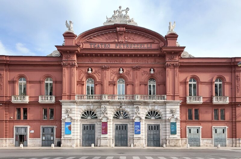 Das beeindruckende Teatro Petruzzelli in Bari ist ein historisches Juwel und Konzertkulisse des Europakonzertes 2025. – Bild: Clarissa Lapollaph Das beeindruckende Teatro Petruzzelli in Bari ist ein historisches Juwel und Konzertkulisse des Europakonzertes 2025. – Bild: Clarissa Lapollaph