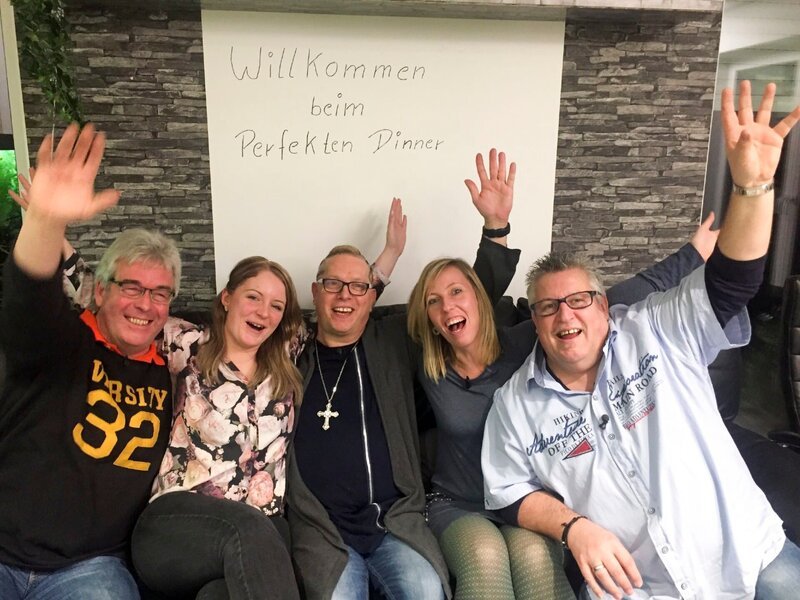 V.l.: Thomas, Ines, Gastgeber Steffen, Sabrina und Joachim – Bild: MG RTL D /​ ITV Studios